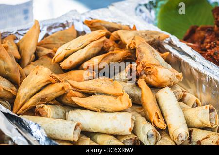 Frittierte thailändische Mini-Frühlingsbrötchen und Knödel, asiatisches Street Food Stockfoto