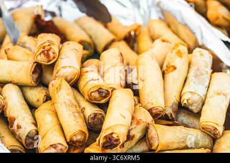 Frittierte thailändische Mini-Frühlingsrollen, asiatische Streuspeisen an einem Marktstand Stockfoto
