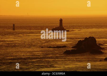 Leuchtturm Phare de la Vieille bei Sonnenuntergang, Pointe du Raz, Cap Sizun, Département Finistere, Bretagne, Frankreich Stockfoto