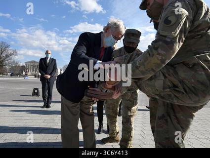 22. Januar 2021, Washington, DC, USA: MITCH McConnell begrüßt die Truppen der Nationalgarde, die nach der Amtseinführung von Präsident Joe Biden am 22. Januar 2021 in Washington DC weiterhin für Sicherheit sorgen. (Bild: © Carol Guzy/ZUMA Wire) Stockfoto