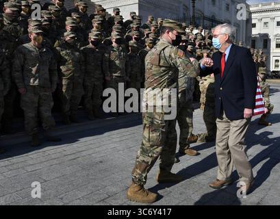 22. Januar 2021, Washington, DC, USA: MITCH McConnell begrüßt die Truppen der Nationalgarde, die nach der Amtseinführung von Präsident Joe Biden am 22. Januar 2021 in Washington DC weiterhin für Sicherheit sorgen. (Bild: © Carol Guzy/ZUMA Wire) Stockfoto