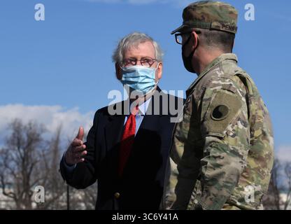 22. Januar 2021, Washington, DC, USA: MITCH McConnell begrüßt die Truppen der Nationalgarde, die nach der Amtseinführung von Präsident Joe Biden am 22. Januar 2021 in Washington DC weiterhin für Sicherheit sorgen. (Bild: © Carol Guzy/ZUMA Wire) Stockfoto