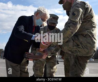 22. Januar 2021, Washington, DC, USA: MITCH McConnell begrüßt die Truppen der Nationalgarde, die nach der Amtseinführung von Präsident Joe Biden am 22. Januar 2021 in Washington DC weiterhin für Sicherheit sorgen. (Bild: © Carol Guzy/ZUMA Wire) Stockfoto
