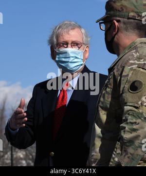 22. Januar 2021, Washington, DC, USA: MITCH McConnell begrüßt die Truppen der Nationalgarde, die nach der Amtseinführung von Präsident Joe Biden am 22. Januar 2021 in Washington DC weiterhin für Sicherheit sorgen. (Bild: © Carol Guzy/ZUMA Wire) Stockfoto