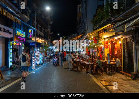 Hanoi, Vietnam - 11. September 2024: Hanoi Old Quarter Beer Street, auch Ta Hien Street bei Nacht genannt, Hanoi City, Vietnam mit Touristen. Berühmtes Reiseziel Stockfoto