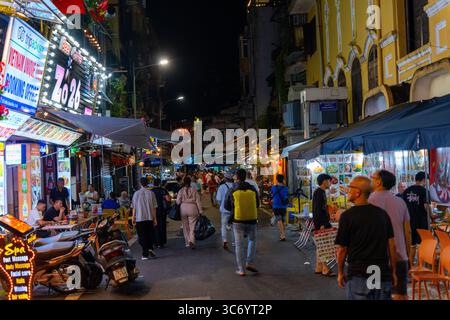 Hanoi, Vietnam - 11. September 2024: Hanoi Old Quarter Beer Street, auch Ta Hien Street bei Nacht genannt, Hanoi City, Vietnam mit Touristen. Berühmtes Reiseziel Stockfoto