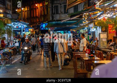 Hanoi, Vietnam - 11. September 2024: Hanoi Old Quarter Beer Street, auch Ta Hien Street bei Nacht genannt, Hanoi City, Vietnam mit Touristen. Berühmtes Reiseziel Stockfoto
