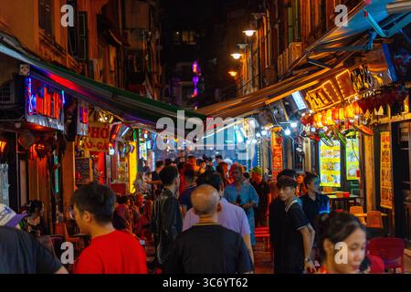 Hanoi, Vietnam - 11. September 2024: Hanoi Old Quarter Beer Street, auch Ta Hien Street bei Nacht genannt, Hanoi City, Vietnam mit Touristen. Berühmtes Reiseziel Stockfoto