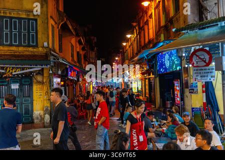 Hanoi, Vietnam - 11. September 2024: Hanoi Old Quarter Beer Street, auch Ta Hien Street bei Nacht genannt, Hanoi City, Vietnam mit Touristen. Berühmtes Reiseziel Stockfoto