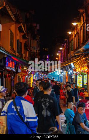 Hanoi, Vietnam - 11. September 2024: Hanoi Old Quarter Beer Street, auch Ta Hien Street bei Nacht genannt, Hanoi City, Vietnam mit Touristen. Berühmtes Reiseziel Stockfoto