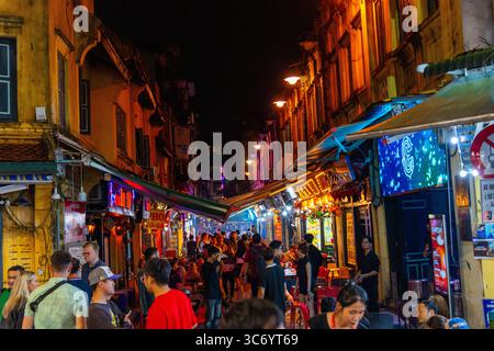 Hanoi, Vietnam - 11. September 2024: Hanoi Old Quarter Beer Street, auch Ta Hien Street bei Nacht genannt, Hanoi City, Vietnam mit Touristen. Berühmtes Reiseziel Stockfoto