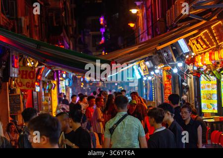Hanoi, Vietnam - 11. September 2024: Hanoi Old Quarter Beer Street, auch Ta Hien Street bei Nacht genannt, Hanoi City, Vietnam mit Touristen. Berühmtes Reiseziel Stockfoto