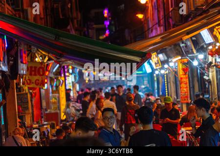 Hanoi, Vietnam - 11. September 2024: Hanoi Old Quarter Beer Street, auch Ta Hien Street bei Nacht genannt, Hanoi City, Vietnam mit Touristen. Berühmtes Reiseziel Stockfoto
