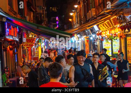 Hanoi, Vietnam - 11. September 2024: Hanoi Old Quarter Beer Street, auch Ta Hien Street bei Nacht genannt, Hanoi City, Vietnam mit Touristen. Berühmtes Reiseziel Stockfoto