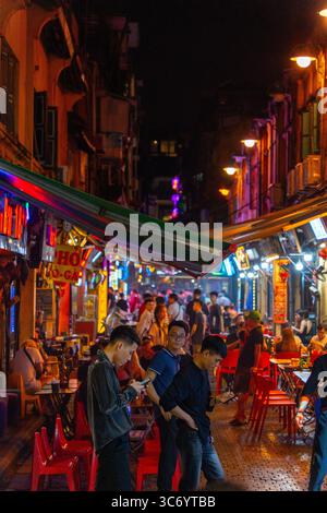 Hanoi, Vietnam - 11. September 2024: Hanoi Old Quarter Beer Street, auch Ta Hien Street bei Nacht genannt, Hanoi City, Vietnam mit Touristen. Berühmtes Reiseziel Stockfoto