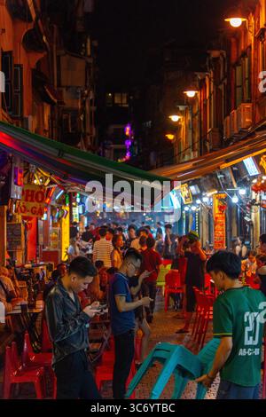 Hanoi, Vietnam - 11. September 2024: Hanoi Old Quarter Beer Street, auch Ta Hien Street bei Nacht genannt, Hanoi City, Vietnam mit Touristen. Berühmtes Reiseziel Stockfoto