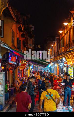Hanoi, Vietnam - 11. September 2024: Hanoi Old Quarter Beer Street, auch Ta Hien Street bei Nacht genannt, Hanoi City, Vietnam mit Touristen. Berühmtes Reiseziel Stockfoto