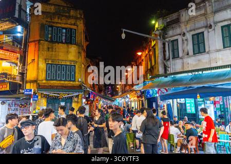 Hanoi, Vietnam - 11. September 2024: Hanoi Old Quarter Beer Street, auch Ta Hien Street bei Nacht genannt, Hanoi City, Vietnam mit Touristen. Berühmtes Reiseziel Stockfoto