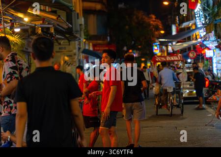 Hanoi, Vietnam - 11. September 2024: Hanoi Old Quarter Beer Street, auch Ta Hien Street bei Nacht genannt, Hanoi City, Vietnam mit Touristen. Berühmtes Reiseziel Stockfoto