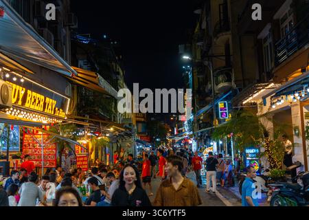 Hanoi, Vietnam - 11. September 2024: Hanoi Old Quarter Beer Street, auch Ta Hien Street bei Nacht genannt, Hanoi City, Vietnam mit Touristen. Berühmtes Reiseziel Stockfoto