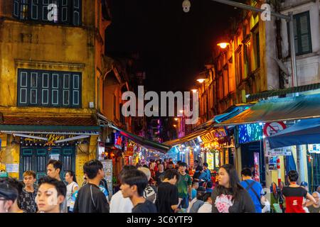 Hanoi, Vietnam - 11. September 2024: Hanoi Old Quarter Beer Street, auch Ta Hien Street bei Nacht genannt, Hanoi City, Vietnam mit Touristen. Berühmtes Reiseziel Stockfoto