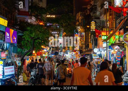 Hanoi, Vietnam - 11. September 2024: Hanoi Old Quarter Beer Street, auch Ta Hien Street bei Nacht genannt, Hanoi City, Vietnam mit Touristen. Berühmtes Reiseziel Stockfoto
