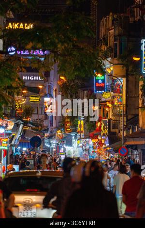 Hanoi, Vietnam - 11. September 2024: Hanoi Old Quarter Beer Street, auch Ta Hien Street bei Nacht genannt, Hanoi City, Vietnam mit Touristen. Berühmtes Reiseziel Stockfoto