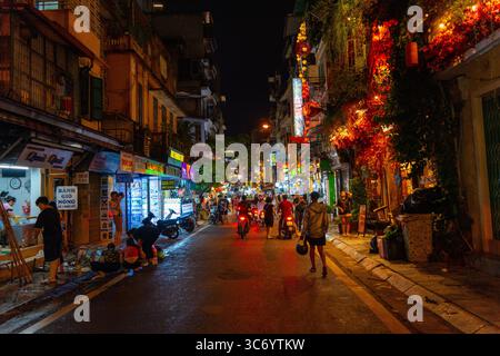 Hanoi, Vietnam - 11. September 2024: Hanoi Old Quarter Beer Street, auch Ta Hien Street bei Nacht genannt, Hanoi City, Vietnam mit Touristen. Berühmtes Reiseziel Stockfoto