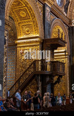 Das Innere der St. John Co-Cathedral in Valletta, Malta. Kanzel und vergoldete Bögen in der Kathedrale, die vom Johannisorden erbaut wurde. Stockfoto