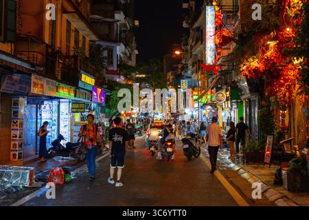 Hanoi, Vietnam - 11. September 2024: Hanoi Old Quarter Beer Street, auch Ta Hien Street bei Nacht genannt, Hanoi City, Vietnam mit Touristen. Berühmtes Reiseziel Stockfoto