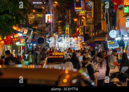 Hanoi, Vietnam - 11. September 2024: Hanoi Old Quarter Beer Street, auch Ta Hien Street bei Nacht genannt, Hanoi City, Vietnam mit Touristen. Berühmtes Reiseziel Stockfoto