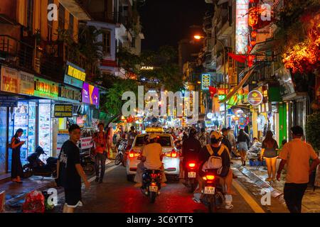 Hanoi, Vietnam - 11. September 2024: Hanoi Old Quarter Beer Street, auch Ta Hien Street bei Nacht genannt, Hanoi City, Vietnam mit Touristen. Berühmtes Reiseziel Stockfoto