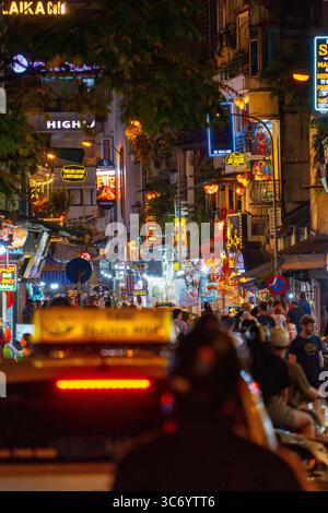 Hanoi, Vietnam - 11. September 2024: Hanoi Old Quarter Beer Street, auch Ta Hien Street bei Nacht genannt, Hanoi City, Vietnam mit Touristen. Berühmtes Reiseziel Stockfoto