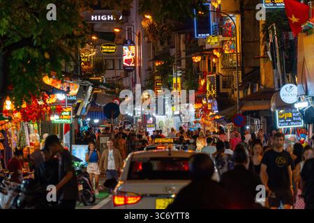 Hanoi, Vietnam - 11. September 2024: Hanoi Old Quarter Beer Street, auch Ta Hien Street bei Nacht genannt, Hanoi City, Vietnam mit Touristen. Berühmtes Reiseziel Stockfoto