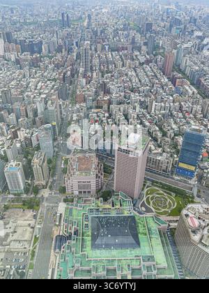Blick aus dem 89. Stock von Taipei 101 in einer Höhe von 382 Metern, war bis 2004 das höchste Gebäude der Welt, Taipeh, Taiwan Stockfoto