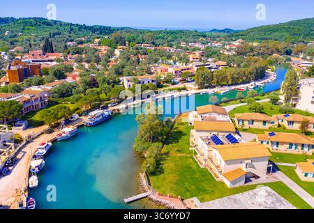 Messonghi Beach Ferienort über einem Kanal, der Moraitika und Messonghi Dörfer auf einer Korfu Insel, Griechenland, trennt Stockfoto