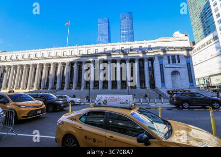 Menschen, die durch die Straßen von New York spazieren, mit Blick auf die Stadt Stockfoto