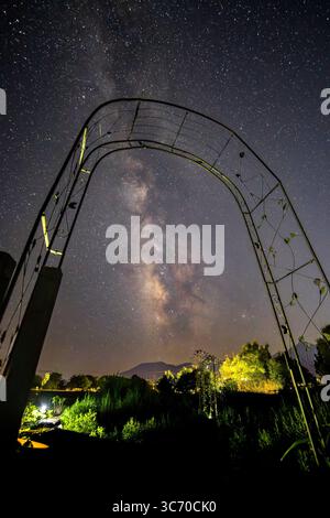Sommernächte Blick auf die Milchstraße von einem Garten im Hinterhof. Stockfoto