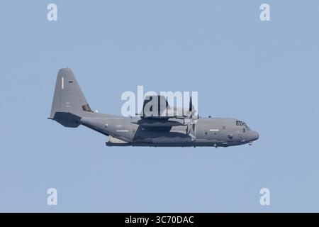 Lockheed Martin MC-130J Commando II Flugzeug eine Lockheed Martin MC-130J Commando II, ein Militärflugzeug der US Air Force, fliegt im Tiefflug über die Costa Rei, einen Küstenabschnitt der italienischen Mittelmeer-Insel Sardinen, hinweg. Costa Rei Monte Nai Sardinien Italien / Sardinien *** Lockheed Martin MC 130J Commando II Flugzeug Ein Lockheed Martin MC 130J Commando II, ein Militärflugzeug der US Air Force, fliegt tief über Costa Rei, einem Küstenabschnitt der italienischen Mittelmeerinsel sardinien, abseits von Costa Rei Monte Nai sardinien Italien sardinien 2025-07-30 sardinien costa-rei militaerflu Stockfoto