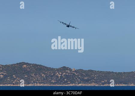 Lockheed Martin MC-130J Commando II Flugzeug eine Lockheed Martin MC-130J Commando II, ein Militärflugzeug der US Air Force, fliegt im Tiefflug über die Costa Rei, einen Küstenabschnitt der italienischen Mittelmeer-Insel Sardinen, hinweg. Costa Rei Monte Nai Sardinien Italien / Sardinien *** Lockheed Martin MC 130J Commando II Flugzeug Ein Lockheed Martin MC 130J Commando II, ein Militärflugzeug der US Air Force, fliegt tief über Costa Rei, einem Küstenabschnitt der italienischen Mittelmeerinsel sardinien, abseits von Costa Rei Monte Nai sardinien Italien sardinien 2025-07-30 sardinien costa-rei militaerflu Stockfoto