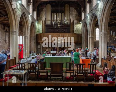 Besucher der St. James the Great Kirche, für die jährliche Sommermesse; Hanslope, Buckinghamshire, Großbritannien; Stockfoto