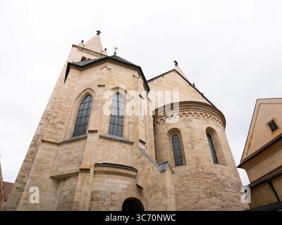 St. Georgs Basilika (Bazilika svatého Jiří) Ostfassade des Gebäudes in Prag. Die alte Kirche ist im romanischen Stil erbaut. Stockfoto