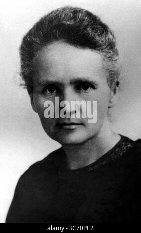Marie Curie Curie, Marie (auch Marja Curie, Manya Curie; Madame Curie; geb. Sklodowska) französischer Chemiker und Physiker (geb. in Polen); zusammen mit Pierre Curie entdeckte er Elemente Polonium 1898, Radium 1898 1903; entdeckte Radioaktivität des Thoriums; erste Frau, die an der Sorbonne unterrichtet wird 1906; zusammen mit Andre Debierne, Mitentdeckte rein metallische Form von Radium 1910; starb an Radioaktivität durch langjährige Forschungsexposition durch Radioaktivität; Nobelpreis 1911 1895; Nobelpreis Curie; Nobelpreis für Physik 1867-1934 Stockfoto