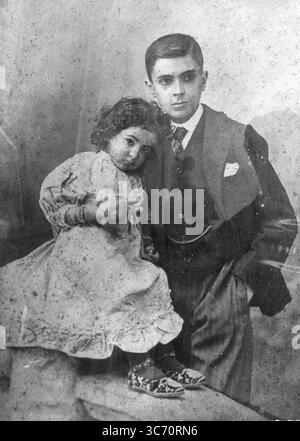 Pandit Jawaharlal Nehru und seine Schwester Vijayalakshmi. Nehru wurde der erste Premierminister Indiens und seine Schwester wurde Präsident der Generalversammlung der Vereinten Nationen. Er war 11 und sie war 3 - 1903 Stockfoto