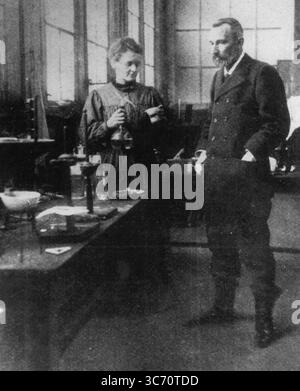 Marie Curie (zusammen mit ihrem Mann Pierre Curie) – Marie Sklodowska Curie (* 7. November 1867 in Polen 1934) – französischer Physiker und Chemiker – Dezember 1903 Stockfoto
