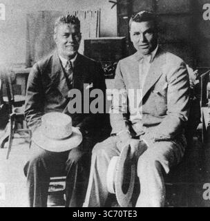 Jack Dempsey (rechts) - Jack 'Manassa Mauler' Dempsey (24. Juni 1895 bis 31. Mai 1983) - US-amerikanischer Boxer, der von 1919 bis 1926 den Schwergewichtstitel trug - hier mit Gene Tunney im Jahr 1926 Stockfoto