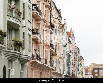 Farbenfrohe alte Gebäudefassaden in der Stadt Prag, Tschechien. Äußerungen in Pastellfarben im Jugendstilstil. Wunderschöne Balkone. Stockfoto