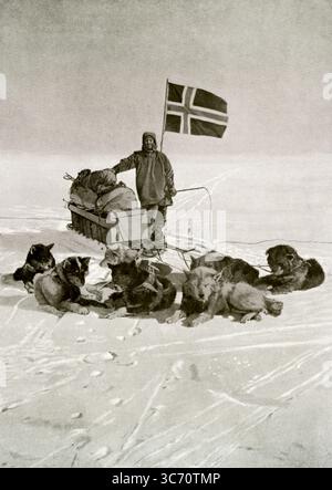 Roald Engelbregt Gravning Amundsen : 16. Juli 1872 - ca. 18. Juni 1928, norwegischer Entdecker der Polarregionen, leitete die erste Antarktis-Expedition, die den Südpol zwischen 1910 und 1912 erreichte. Er war auch der erste, der sowohl den Nord- als auch den Südpol erreichte und als erster die Nordwestpassage durchquerte. Hier unter norwegischer Flagge am Südpol zu sehen. 1911 Stockfoto
