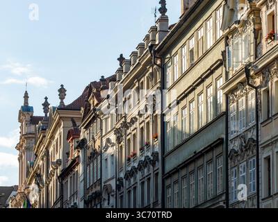 Alte Gebäudefassaden in einer Reihe in Prag. Verschiedene Architekturstile wie Jugendstil nebeneinander. Wohnhäuser in der Stadt. Stockfoto