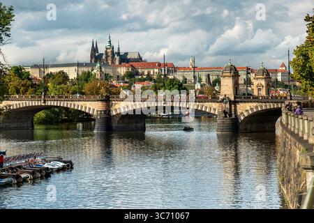 Prager Burg und Legionsbrücke über die Moldau, Tschechische Republik Stockfoto